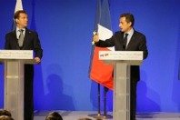 Angeschlagener Sarkozy nimmt vorübergehende Zuflucht im Weltgeschehen